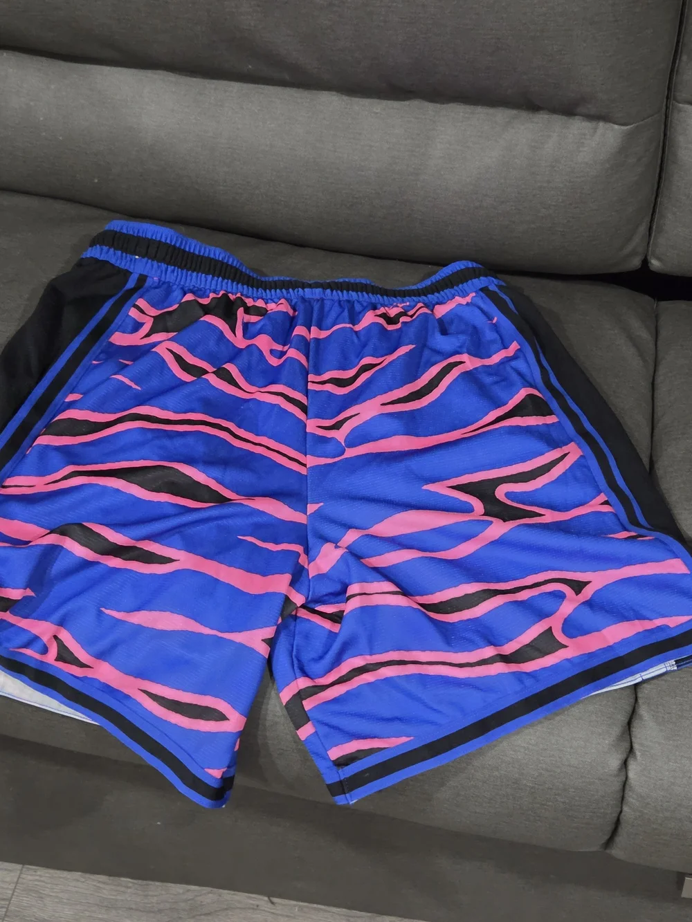 Nike Hoops Blue, Black, & Pink Graphic Basketball Shorts With Side Pockets XL